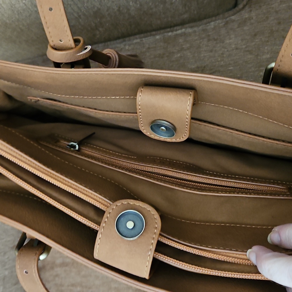 Elegant Tan  Vegan Leather Tote Bag - Picture 4 of 6